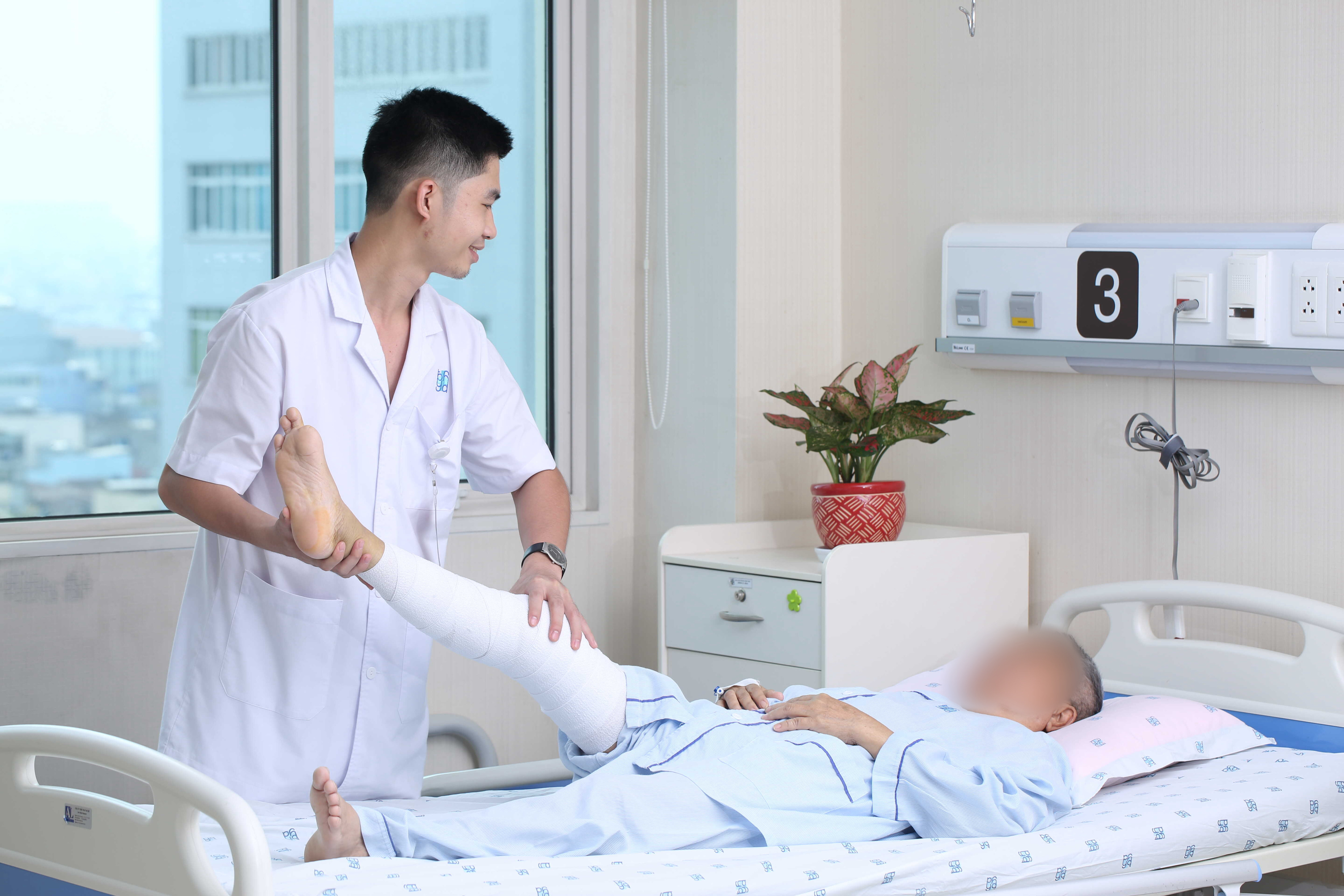 Hinh lam mo mat BN 1.JPEG